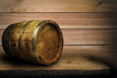 Ahşap varil ve ahşap aşınmış eski tablo.