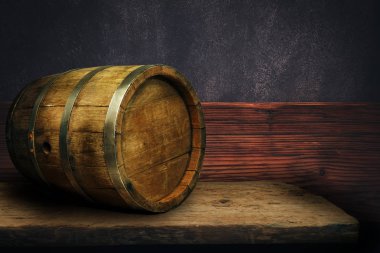 Ahşap varil ve ahşap aşınmış eski tablo.