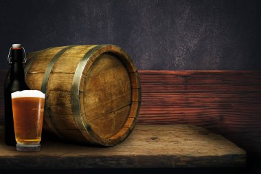 Ahşap varil ve bardak bira eski meşe masada tahta üzerinde.