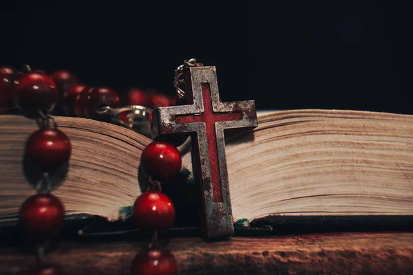 Vieilles Perles Rouges Crucifix Sur Fond Sainte Bible Vue Macro — Photo