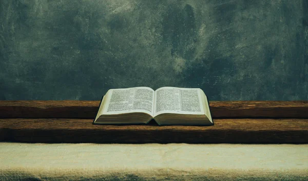 Offene Bibel Auf Einem Alten Tisch Schöne Graue Wand Hintergrund — Stockfoto