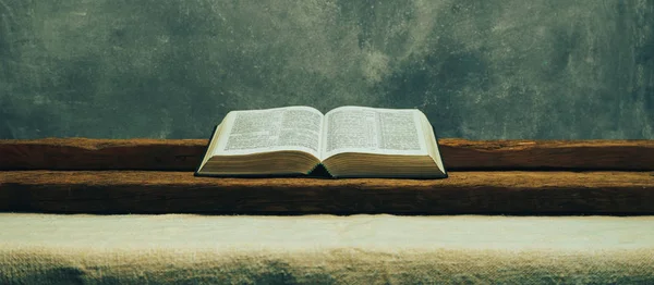 Abre Biblia Una Mesa Vieja Hermoso Fondo Pared Gris Concepto — Foto de Stock