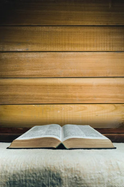 Öppna Bibeln Ett Gammalt Bord Vacker Gul Trä Bakgrund Religion — Stockfoto