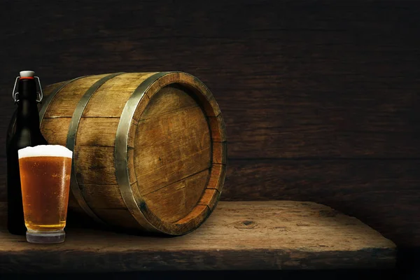 Holzfass Und Bier Auf Einem Alten Eichentisch Aus Holz — Stockfoto
