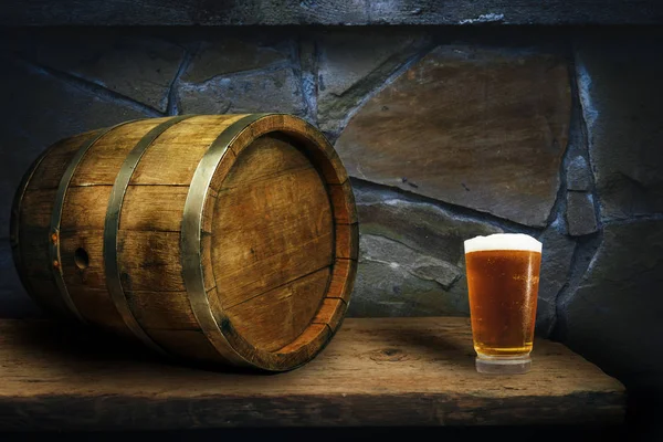 木の古いオーク材のテーブルの上のビールのグラス — ストック写真