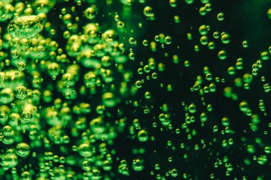 Yeşil arka plan kabarcıkları su. yakın çekim.