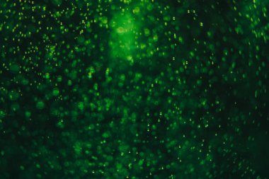 Yeşil arka plan kabarcıkları su. yakın çekim.