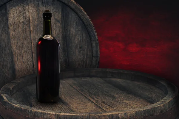 Czerwone Wino Butelka Starej Tabeli Baryłkę Tło Drewniane Ściany — Zdjęcie stockowe