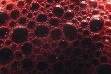 Bir cam üzerinde makro görünümü taze üzüm suyu.