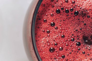 Bir cam üzerinde makro görünümü taze üzüm suyu.