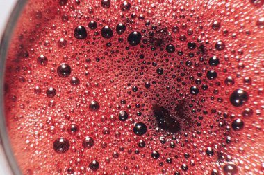 Bir cam üzerinde makro görünümü taze üzüm suyu.