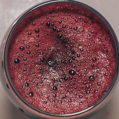 Bir cam üzerinde makro görünümü taze üzüm suyu.