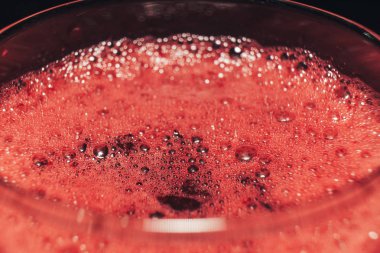 Bir cam üzerinde makro görünümü taze üzüm suyu.