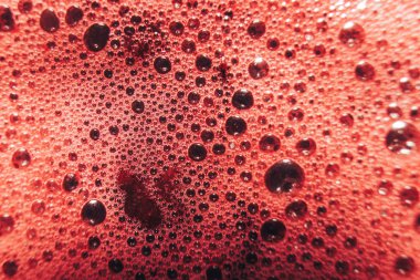 Bir cam üzerinde makro görünümü taze üzüm suyu.