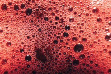 Bir cam üzerinde makro görünümü taze üzüm suyu.