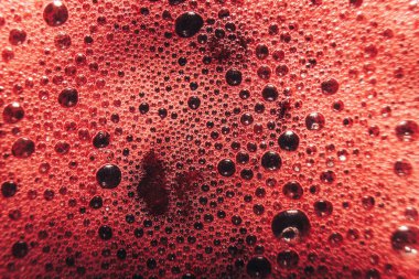 Bir cam üzerinde makro görünümü taze üzüm suyu.