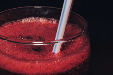 Bir cam üzerinde makro görünümü taze üzüm suyu.