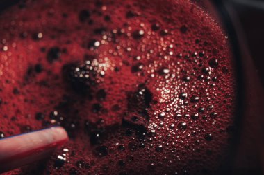 Bir cam üzerinde makro görünümü taze üzüm suyu.