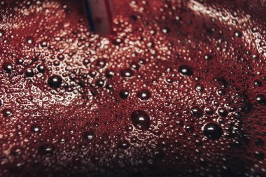 Bir cam üzerinde makro görünümü taze üzüm suyu.