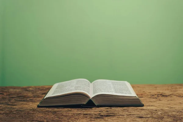Bibbia Aperta Sfondo Verde — Foto Stock