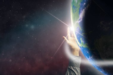 Gezegen parmağınızla dokunmak. Sonsuz boşluk bulutsu toz. Karışık teknik.