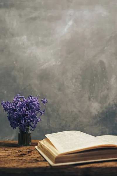 Open Book Purple Flower Old Oak Wooden Table Gray Wall — Stock Photo, Image