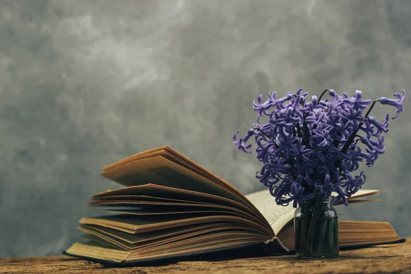 Відкриту Книгу Пурпурна Квітка Старий Дуб Дерев Яний Стіл Тлі — стокове фото