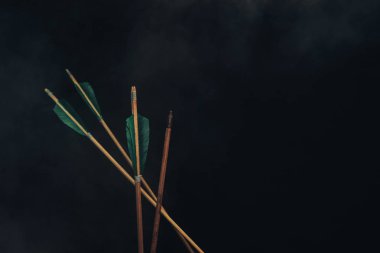 Dört ahşap ok. Güzel smog arka plan. Ortaçağ silahlar el yapımı.