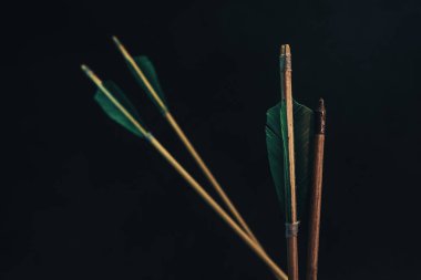 Dört ahşap ok. Güzel smog arka plan. Ortaçağ silahlar el yapımı.