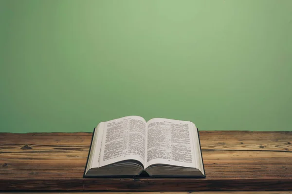 Nyissa Bibliát Egy Régi Tölgyfa Asztalon Zöld Fal Háttér — Stock Fotó