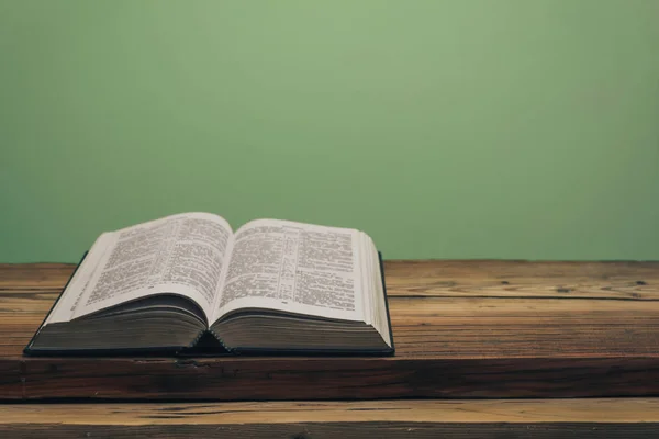 Abra Sagrada Biblia Sobre Una Antigua Mesa Madera Roble Fondos — Foto de Stock