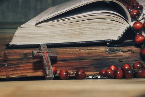 Salib Alkitab Dan Manik Manik Atas Meja Kayu Cokelat Latar — Stok Foto