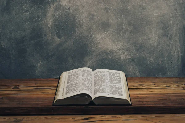 Ανοίξτε Την Αγία Γραφή Ένα Παλιό Ξύλινο Τραπέζι Δρυός Γκρι — Φωτογραφία Αρχείου