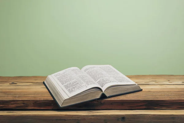 Apri Sacra Bibbia Vecchio Tavolo Legno Quercia Fondo Muro Verde — Foto Stock