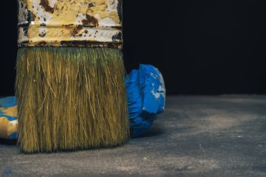 Karanlık bir arka planda iki eski fırça.