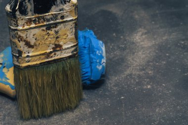 Karanlık bir arka planda iki eski fırça.