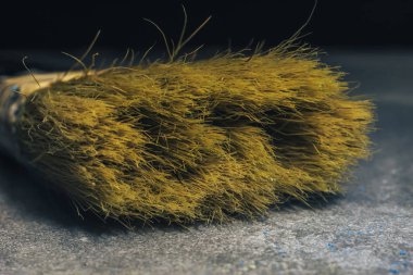 Karanlık bir arka planda eski fırça.