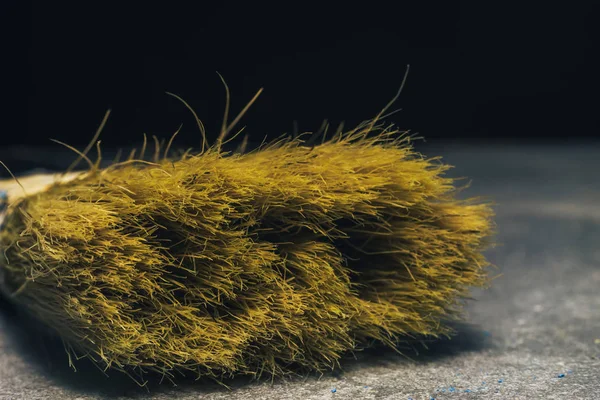 Karanlık bir arka planda eski fırça.