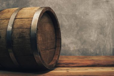 Eski bir meşe masasında ahşap varil. Arkasında gri arka plan.