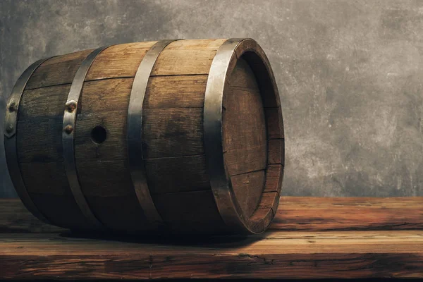 Eski bir meşe masasında ahşap varil. Arkasında gri arka plan.