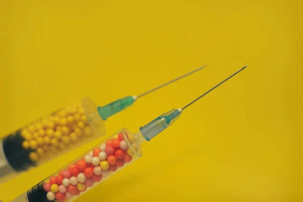 Sarı Bir Arka Plan Üzerinde Renkli Nano Topları Ile Dolu — Stok fotoğraf
