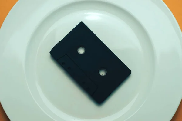 Cassette Magnétique Classique Noire Dans Une Assiette Blanche Avec Couverts — Photo