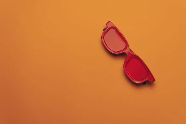 Rote Brille Auf Orangefarbenem Hintergrund Sommerkonzept — Stockfoto