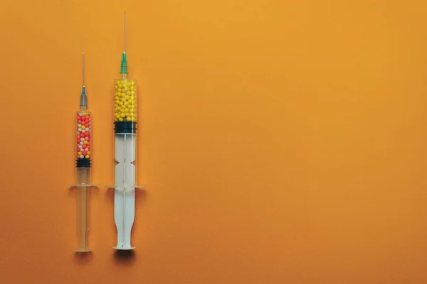 Dos Jeringas Con Medicamentos Color Vitaminas Colorantes Potenciadores Del Sabor — Foto de Stock