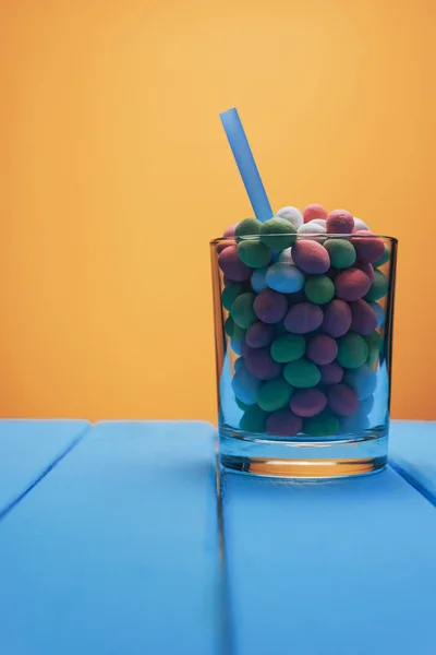 Palhas Vidro Azul Com Amendoins Multicoloridos Chocolate Cobertura Uma Mesa — Fotografia de Stock