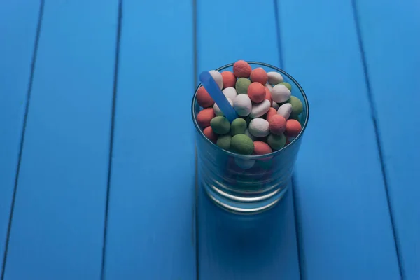 Palhas Vidro Azul Com Amendoins Multicoloridos Chocolate Cobertura Uma Mesa — Fotografia de Stock