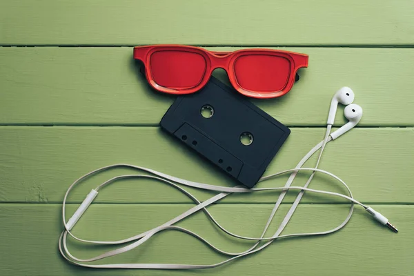 Cassette Magnétique Noire Vitrée Rouge Écouteurs Blancs Sur Fond Table — Photo