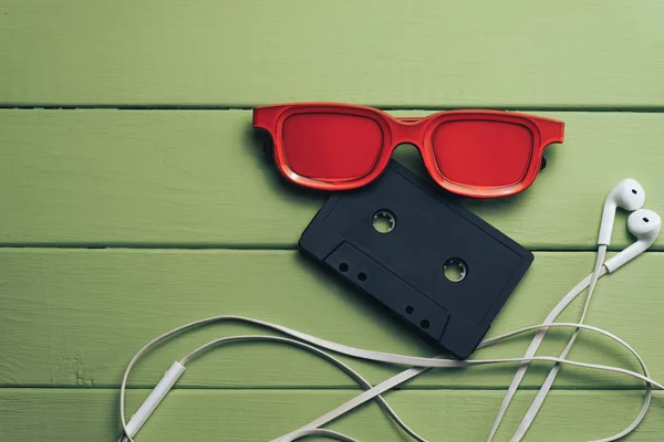 Cassette Magnétique Noire Vitrée Rouge Écouteurs Blancs Sur Fond Table — Photo