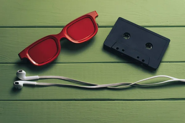 Cassette Magnétique Noire Vitrée Rouge Écouteurs Blancs Sur Fond Table — Photo