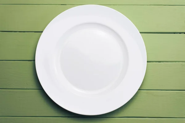 White Plate Fork Spoon Green Wooden Table Background — ストック写真